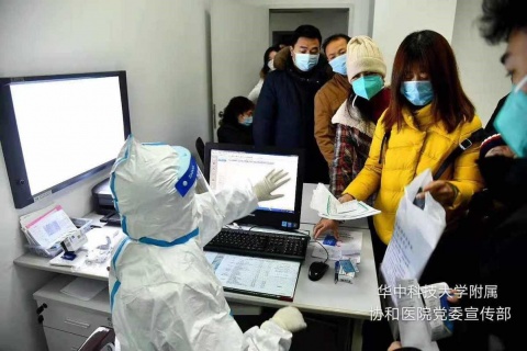Koronawirus z Wuhanu atakuje Chiny w przeddzień świąt
