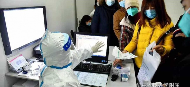 Koronawirus z Wuhanu atakuje Chiny w przeddzień świąt